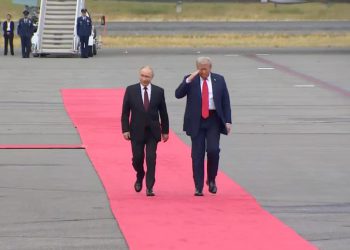 Gledajte kako Trump pozdravlja Putina dok stiže na Aljasku – RT World News