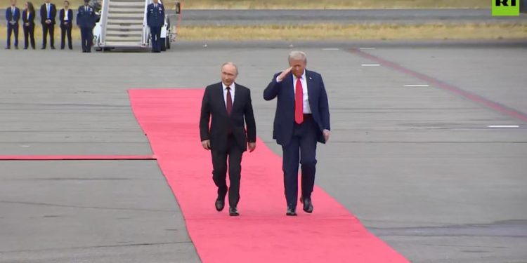 Gledajte kako Trump pozdravlja Putina dok stiže na Aljasku – RT World News