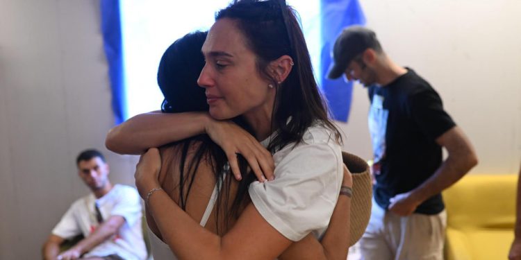 Glumica “Snjeguljica” Gal Gadot pokazuje solidarnost s obiteljima s taocima