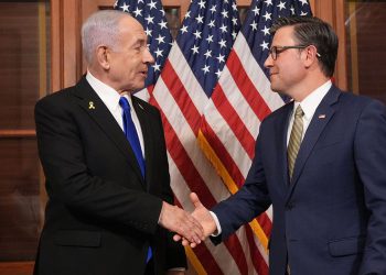 Govornik Johnson posjećuje povijesnu zapadnu obalu u Dine s Netanyahuom