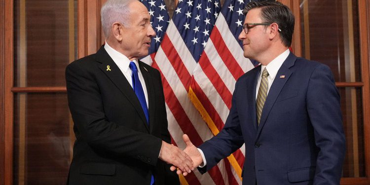 Govornik Johnson posjećuje povijesnu zapadnu obalu u Dine s Netanyahuom