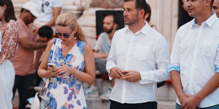 Gradonačelnik Šuta sa suprugom među vjernicima u procesiji za Veliku Gospu