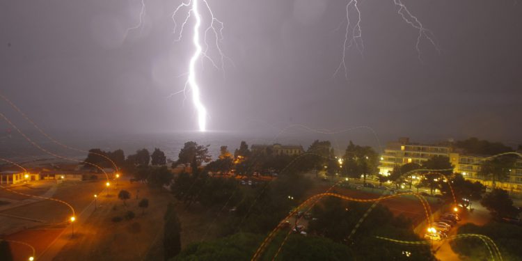 Grmljavinska bomba pogodila dio Hrvatske: ‘Kakav monstrum od sustava, preko 5000 munja’