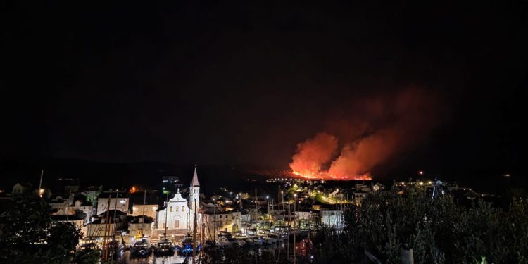 Grom izazvao požar u Milni na Braču, gasilo ga 89 vatrogasaca i kanader!