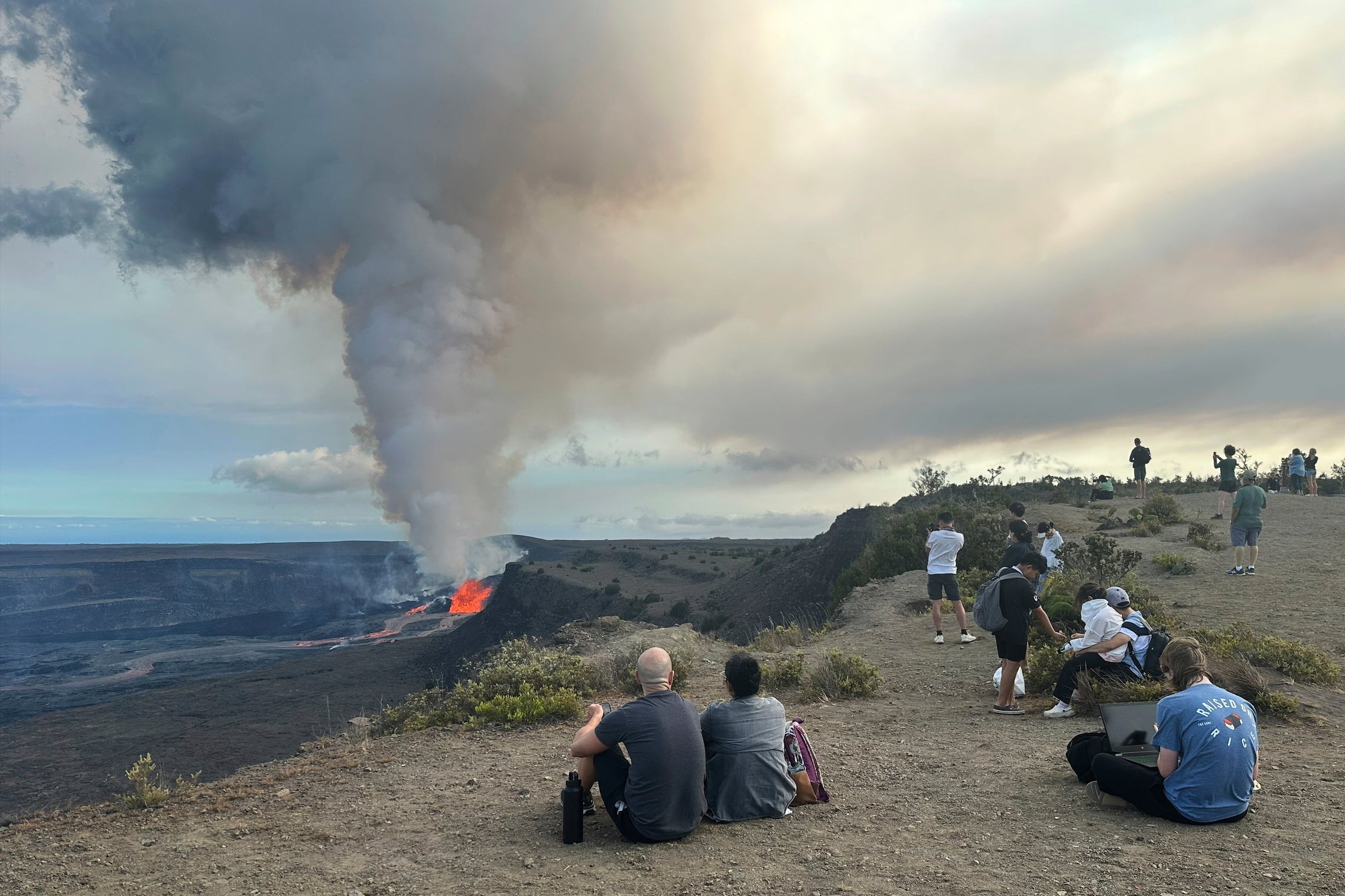 Ljudi gledaju vulkan Kilauea na Velikoj otoku Havaja dok eruptira