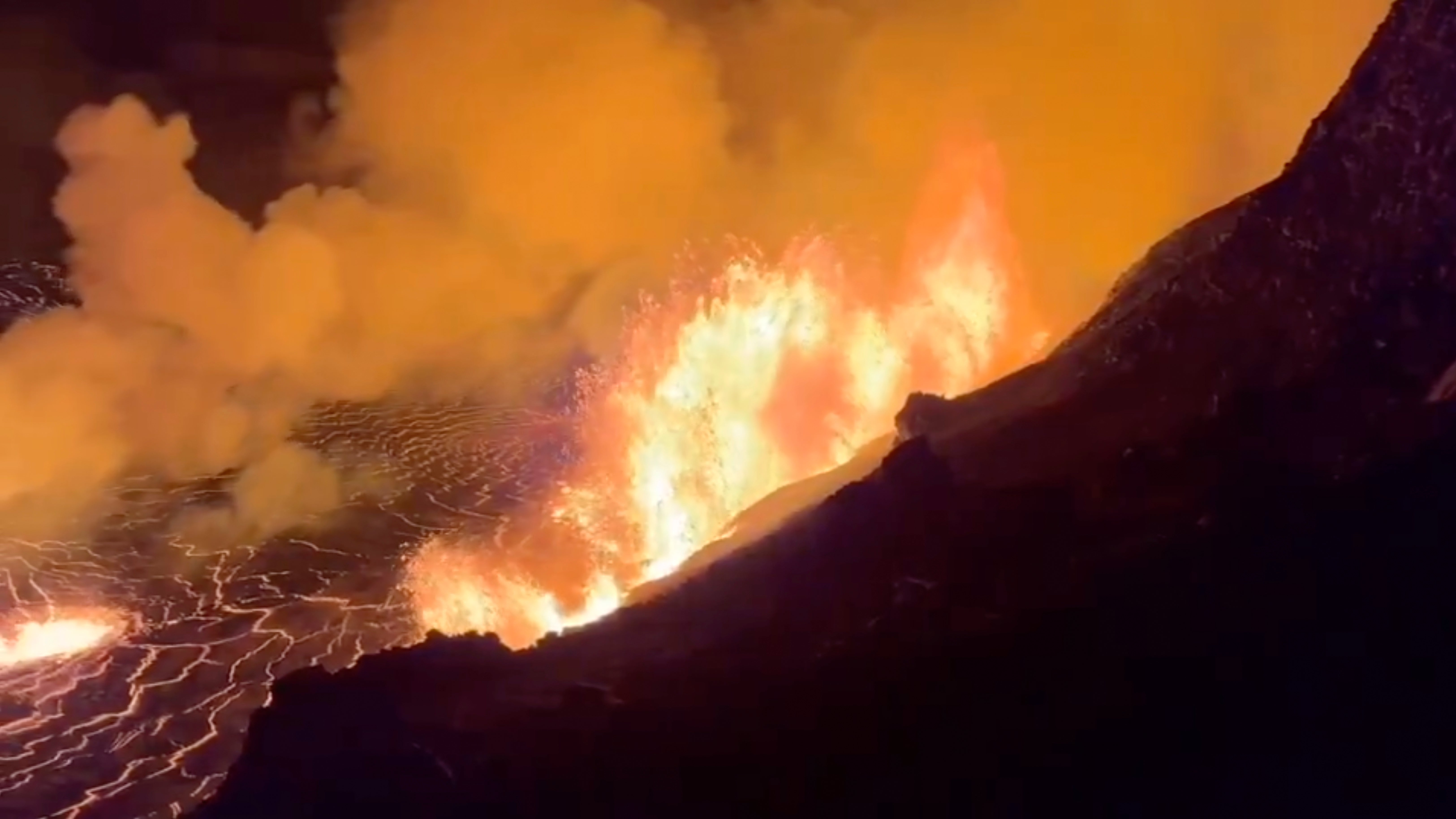 Na zidu vulkana Kīlauea vulkana Kīlauea na Havajima izbijao je jezero lave