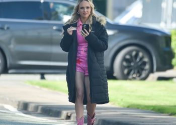 Hollyoaks ‘Jorgie Porter vraća se na posao prateći njezin rodiljni dopust dok bljesne igle u ružičastom playsuitu dok snima u Liverpoolu