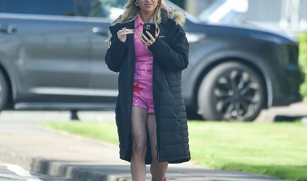 Hollyoaks ‘Jorgie Porter vraća se na posao prateći njezin rodiljni dopust dok bljesne igle u ružičastom playsuitu dok snima u Liverpoolu