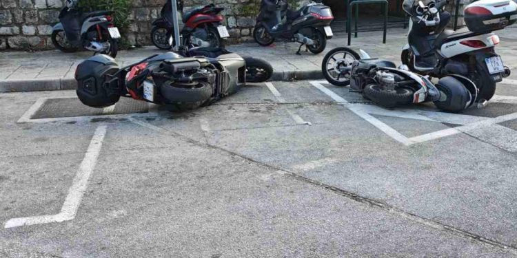 Hospitaliziran muškarac koji je namjerno oštetio 12 skutera i motora i jedno auto