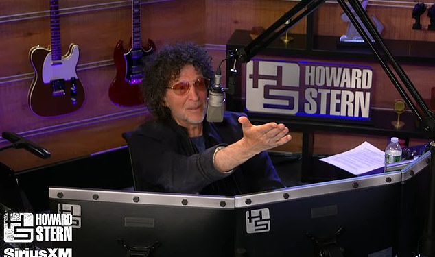 Howard Stern Insiders prolijeva na ‘Očajni’ Shock Jock ljeto nemira … i ponižavajuća kockanja kako bi spasila karijeru