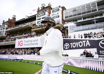 Hrabri Chris Woakes stavio je u Bat za Englesku s jednom rukom, jer ozlijeđeni junak nosi Sling za dramatično konačno stajalište protiv Indije – ali njegov napor je uzalud dok domaćini padaju na poraz na Ovalu