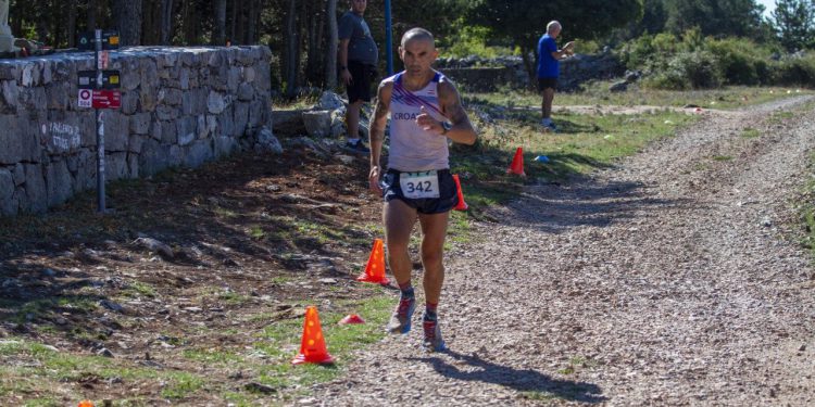 Hrvoje Vlašić i Irena Smojver pobjednici planinske utrke Starigrad – Veliko Rujno