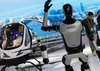 Humanoidni robot prošetao ulicom, kupovao, pozirao, ljudi prestravljeni: ‘Prestanite se igrati s čovječanstvom!’