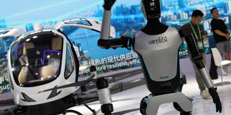 Humanoidni robot prošetao ulicom, kupovao, pozirao, ljudi prestravljeni: ‘Prestanite se igrati s čovječanstvom!’