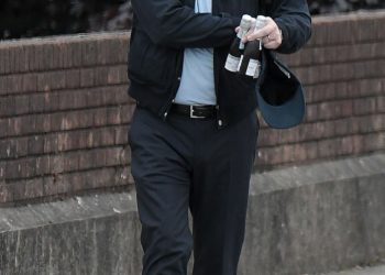 Huw Edwards izlazi s mini bocama Prosecca kako bi proslavio svoj 64. rođendan u Swanseaju