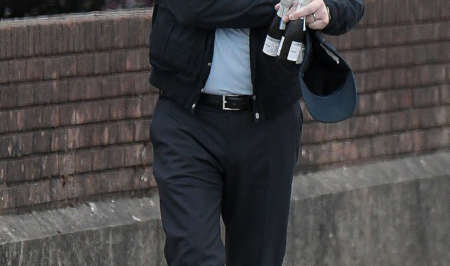 Huw Edwards izlazi s mini bocama Prosecca kako bi proslavio svoj 64. rođendan u Swanseaju