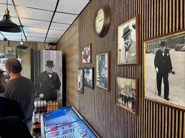 Churchill Cafe pruža jedan od rijetkih preostalih ostataka normalnog života