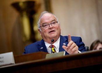 IRS se sukobio s Bijelom kućom zbog povlačenja podataka imigranata prije nego što je Trump otpustio povjerenika Billyja Long -a: Izvještaj