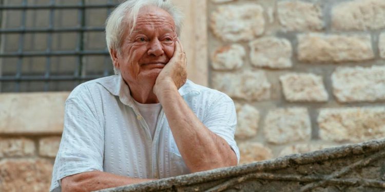 Ibrica Jusić: “Moja obitelj bila je željna kruha, nismo imali stolce već smo sjedili na gajbama, ali uvijek je bilo pjesme i zafrkancije”