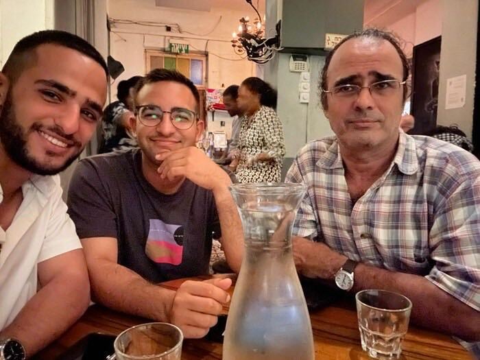 Nimrod Cohen (lijevo) sa svojim bratom Yotam (središte) i ocem (Yehuda) prije napada 7. listopada. Yotam je kritizirao izraelsku vladu zbog proširivanja svoje vojne akcije u Gazi
