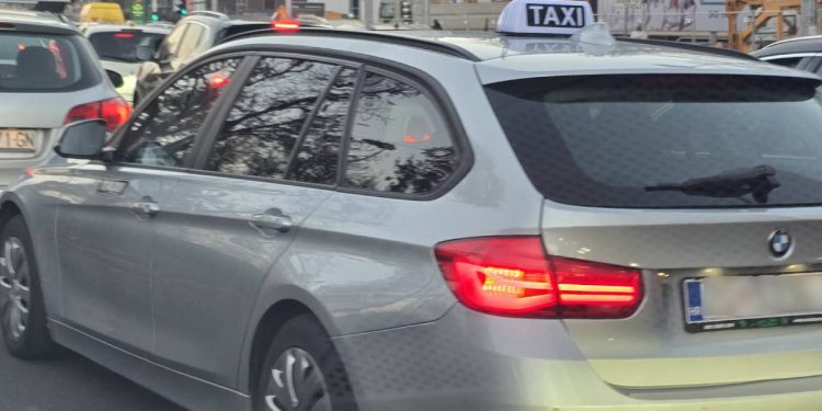 Inspektori po Splitu isključili 10 taksi vozila iz prometa, a sedmero ih je radilo bez prijave