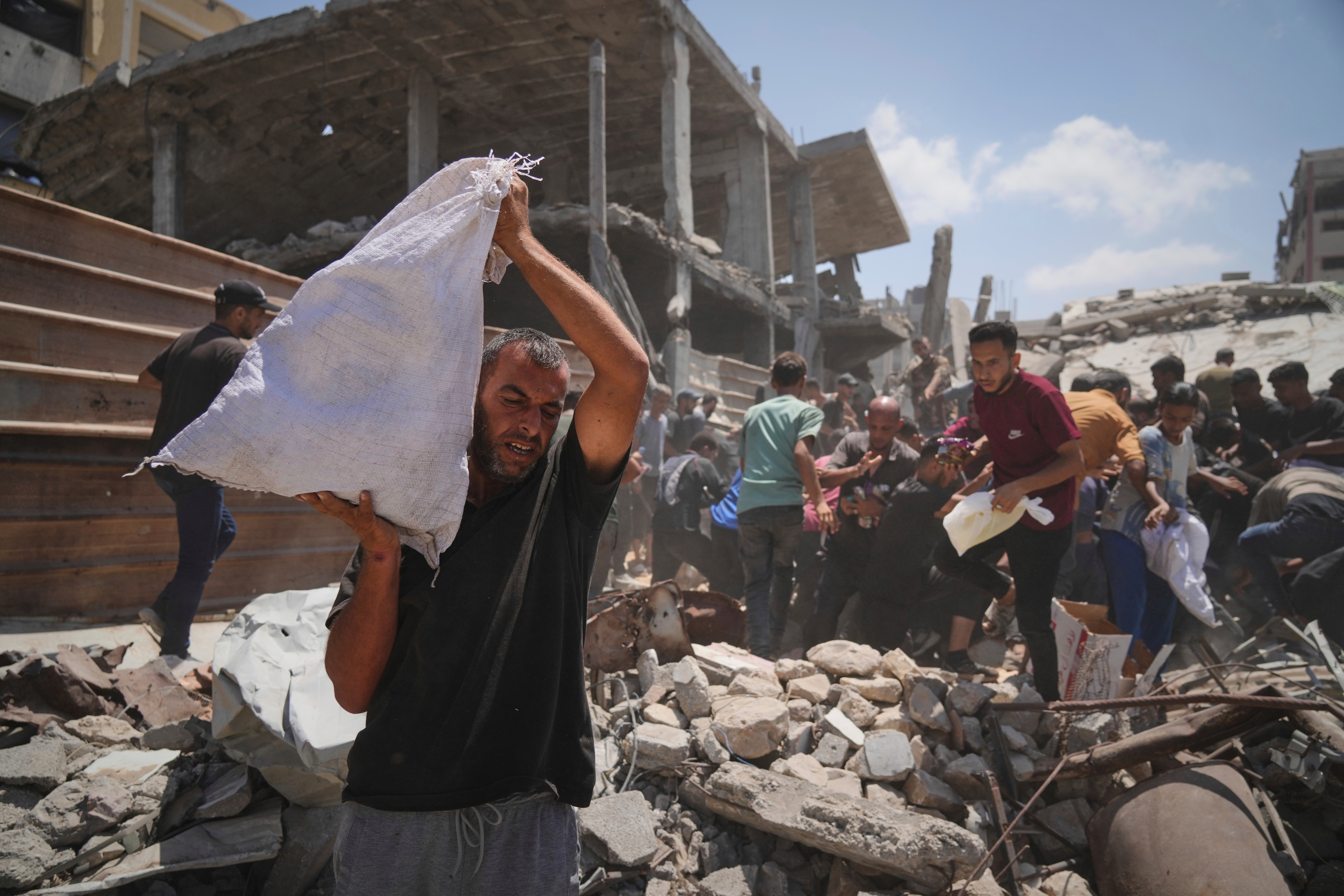 Palestinci se bore za prikupljanje humanitarne pomoći koje je padobrani ugradio u grad Gaze, Strip Northern Gaze, četvrtak, 7. kolovoza 2025.