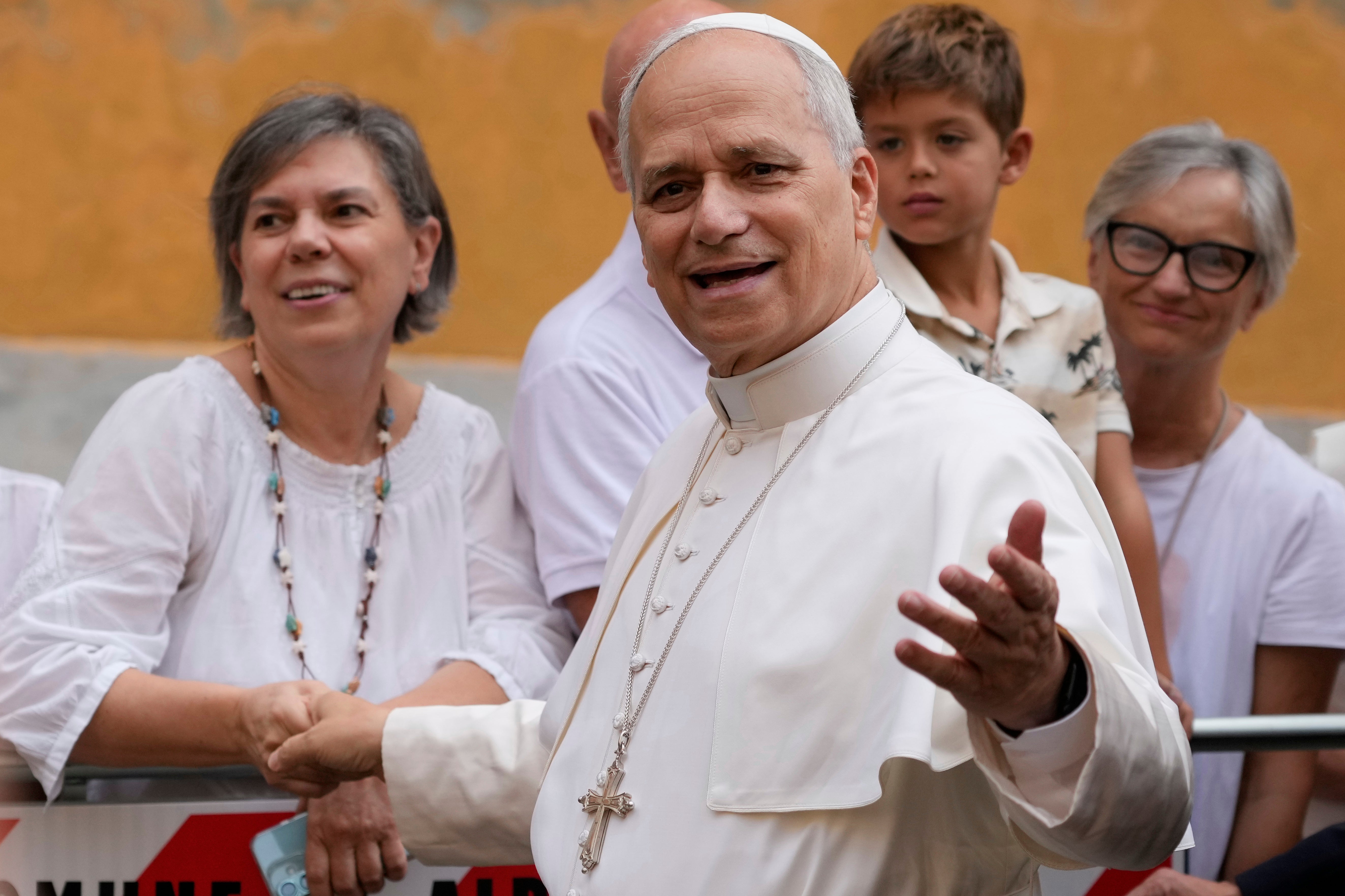 Papa Leo XIV razveseli su vjernici dok stiže da proslavi misu u svetištu Santa Maria Della Rotonda