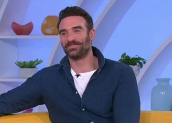 Izuzetno nespretan trenutak Joshua Sasse pita se o bivšoj zaručnici Kylie Minogue na TV-u za doručak, jer kaže da je “zaboravio” da je glumio u jednom od njenih videoisječaka