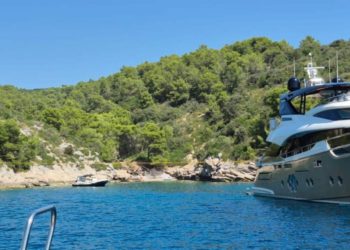 Jahtaši i brodari na Šolti okupirali uvalu: “Nije se moglo prići. Je li ovo legalno?”