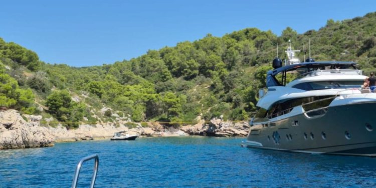 Jahtaši i brodari na Šolti okupirali uvalu: “Nije se moglo prići. Je li ovo legalno?”