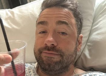 Jason Manford slatko podržavaju njegovi roditelji dok sjede uz njegovu bolničku krevetu nakon operacije – dok se oporavlja nakon otkazivanja pokazivanja