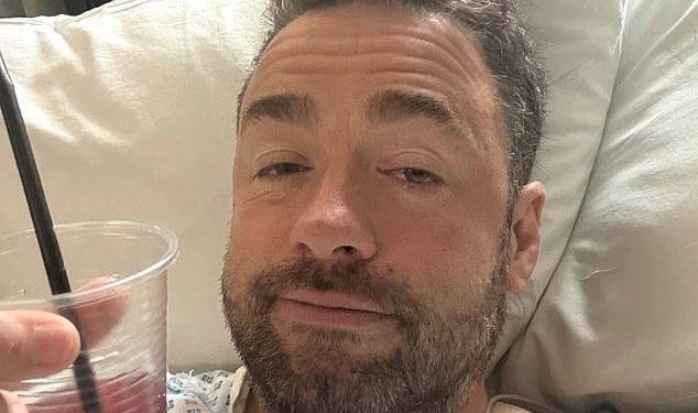 Jason Manford slatko podržavaju njegovi roditelji dok sjede uz njegovu bolničku krevetu nakon operacije – dok se oporavlja nakon otkazivanja pokazivanja