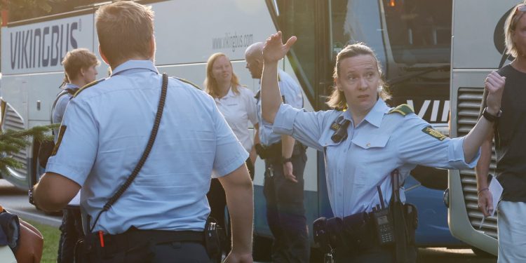 Jedan mrtvi i 20 ozlijeđeni dok se vlak sudara s vozilom u Danskoj