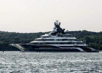 Jedna od najskupljih jahti za najam usidrila se ispred Lokruma, cijena najma prava je ‘sitnica’