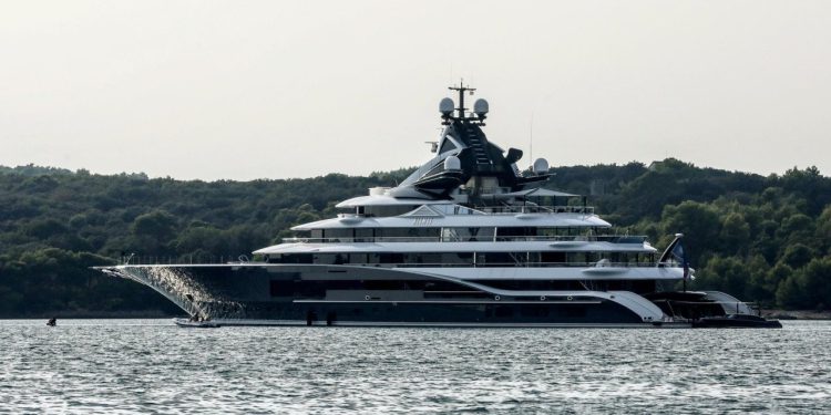 Jedna od najskupljih jahti za najam usidrila se ispred Lokruma, cijena najma prava je ‘sitnica’