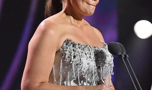 Jelena Dokić se raspada dok prihvaća svoju prvu nagradu za Logie: “Ja sam u šoku”