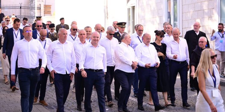 Jesu li se oni dogovorili što će odjenuti za Alku?