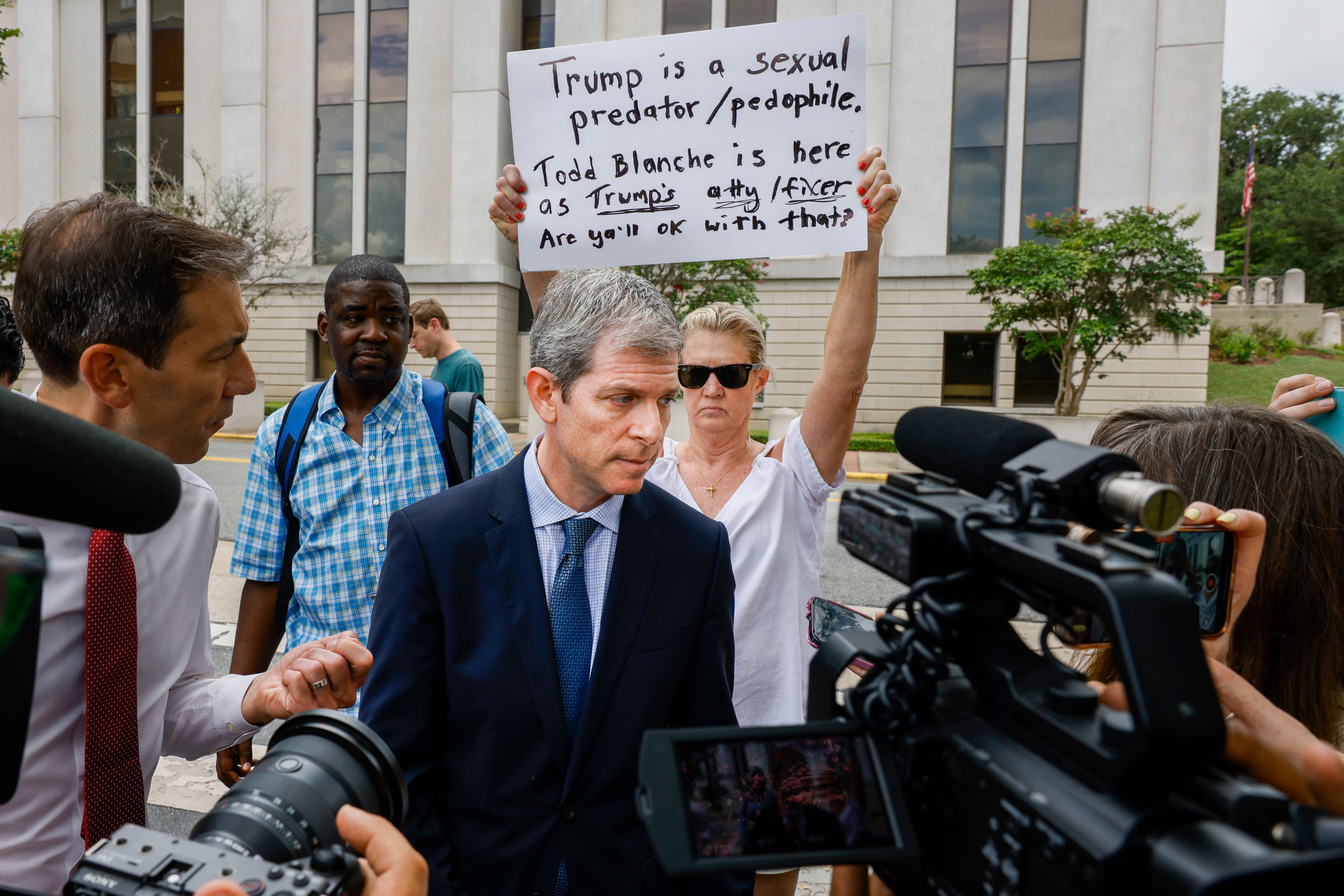 David Oscar Markus, odvjetnik Ghislaine Maxwell, razgovara s medijima izvan saveznog suda u Tallahassee na Floridi, nakon sastanka s Trumpovim odjelom za pravosuđe