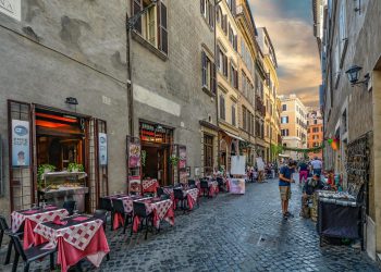 Kako iscrpljeni konobari u Dalmaciji varaju goste: “Vadi još rezervacija”