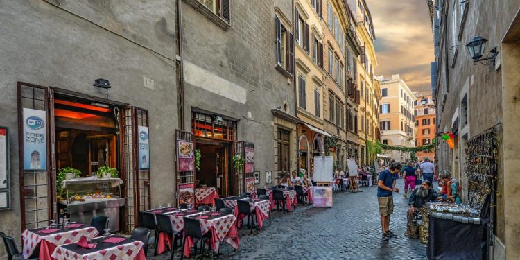 Kako iscrpljeni konobari u Dalmaciji varaju goste: “Vadi još rezervacija”