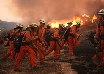 Kalifornijski požari uživo ažuriranja: tisuće u blizini LA-a naređeno je da evakuiraju kao brzo kretanje požara u kanjonu