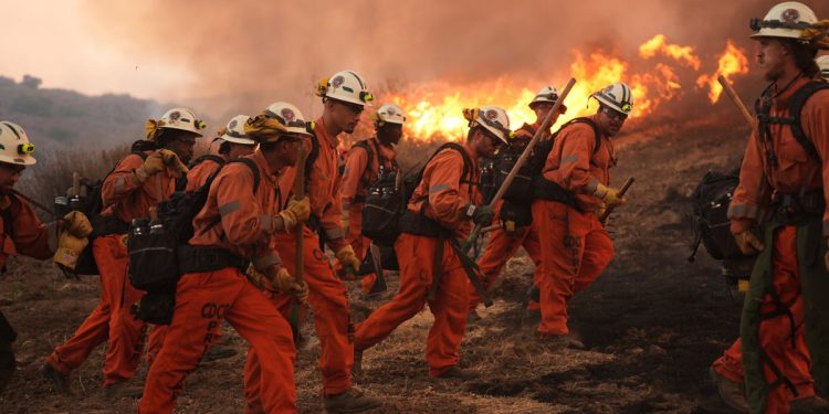 Kalifornijski požari uživo ažuriranja: tisuće u blizini LA-a naređeno je da evakuiraju kao brzo kretanje požara u kanjonu