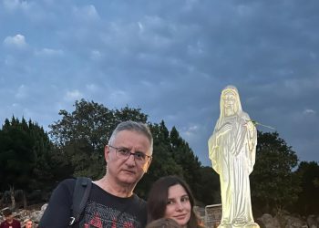 Karamarko podijelio sliku iz Međugorja: ‘Sa svojim curama na Brdu ukazanja’