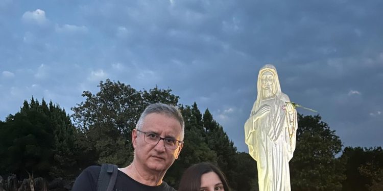 Karamarko podijelio sliku iz Međugorja: ‘Sa svojim curama na Brdu ukazanja’