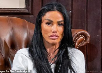 Katie Price reagira na videozapis bivšeg Alexa Reida, dok otkriva svoje sljedeće poteze nakon što ju je drama ostavila ‘zaslijepljena’
