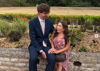 Kći Warwicka Davisa Annabelle Cosije s dečkom Charliejem u Sweet Snap – nakon što je njezin otac otkrio da je ponovno pronašao ljubav nakon smrti supruge