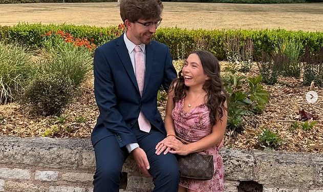 Kći Warwicka Davisa Annabelle Cosije s dečkom Charliejem u Sweet Snap – nakon što je njezin otac otkrio da je ponovno pronašao ljubav nakon smrti supruge