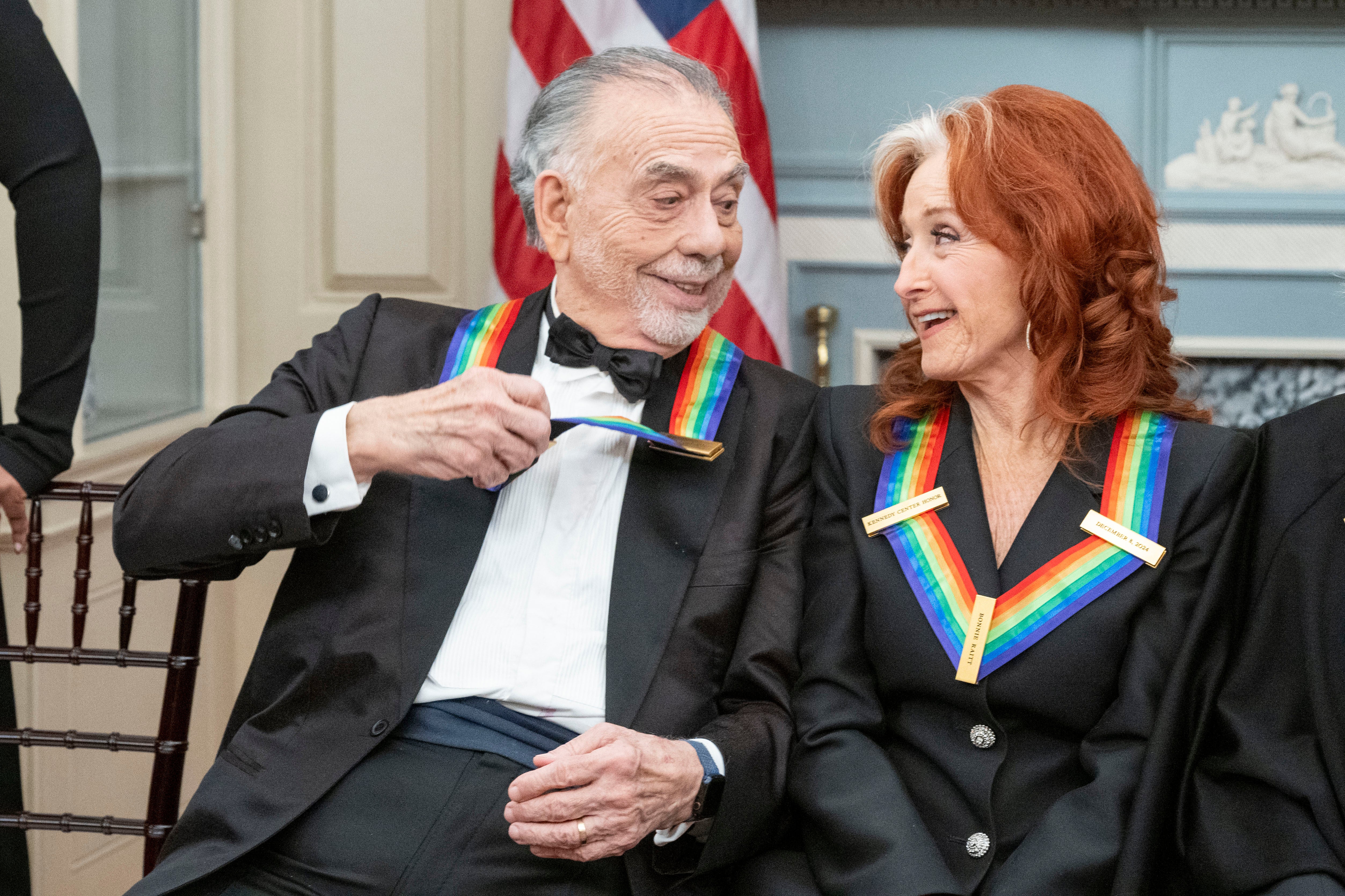 Kennedy Center, navodno, prekinuo je veze s obitelji Washington, što čini svoje poznate medalje duge i zlata dok traži novi dizajn od Tiffany & Co.