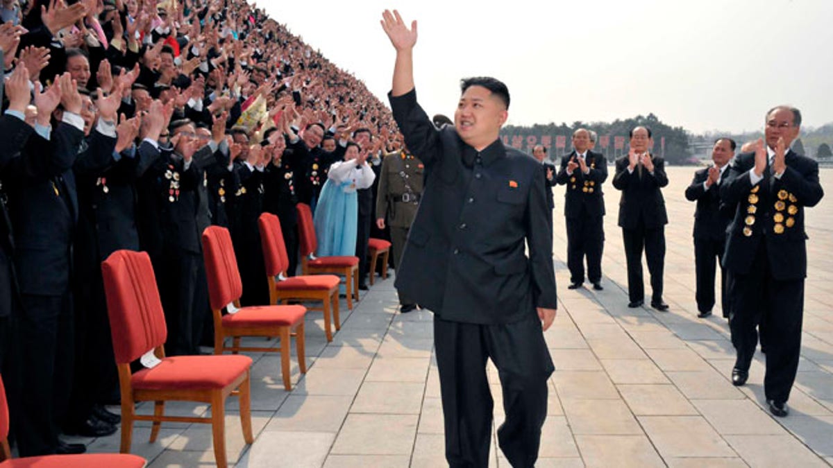 19. travnja: sjevernokorejski vođa Kim Jung-un valovi dok stiže fotografirati sa službenicima, tvorcima i zaposlenicima Mansudae Art Studio u Pyongyangu.
