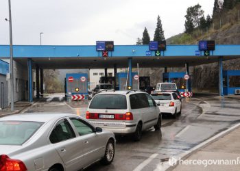 Kiša i radovi usporavaju vožnju, duga kolona vozila na jednom graničnom prijelazu